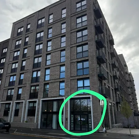 Spacious 2 Bedroom With Balcony Near Mediacity Uk Lägenhet