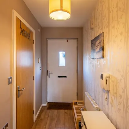 3-bed Salford Home, Free Parking & Wi-fi شقة مانشستر