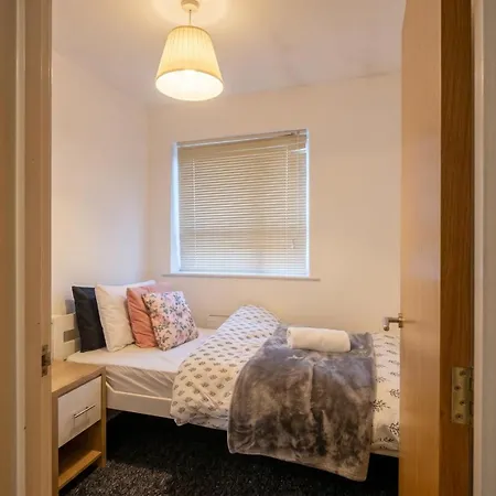 شقة 3-bed Salford Home, Free Parking & Wi-fi