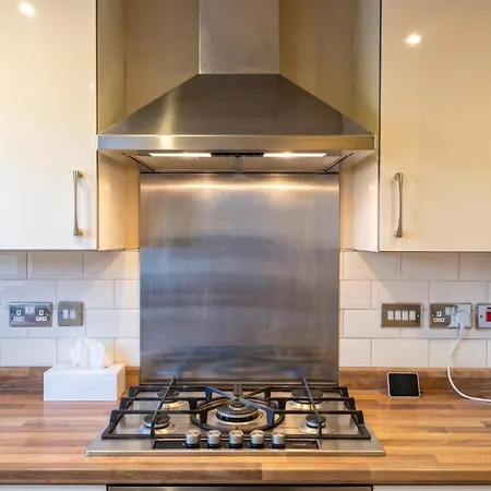 3-bed Salford Home, Free Parking & Wi-fi شقة *