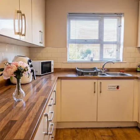 3-bed Salford Home, Free Parking & Wi-fi *