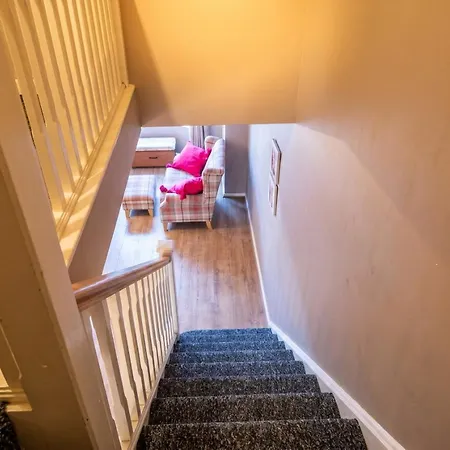 3-bed Salford Home, Free Parking & Wi-fi شقة