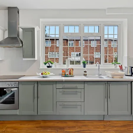 Modern 4 Bedroom House For 9 Guests With Free Parking By The Cosy Corner Nationwide Appartement *
