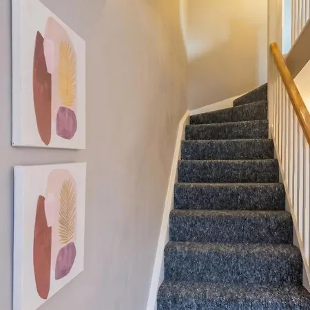 3-bed Salford Home, Free Parking & Wi-fi شقة *