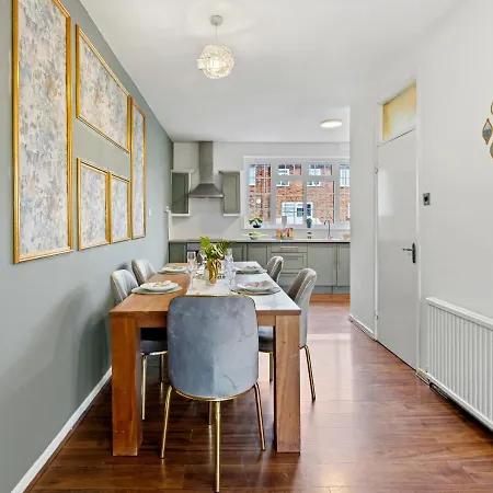 Modern 4 Bedroom House For 9 Guests With Free Parking By The Cosy Corner Nationwide Appartement