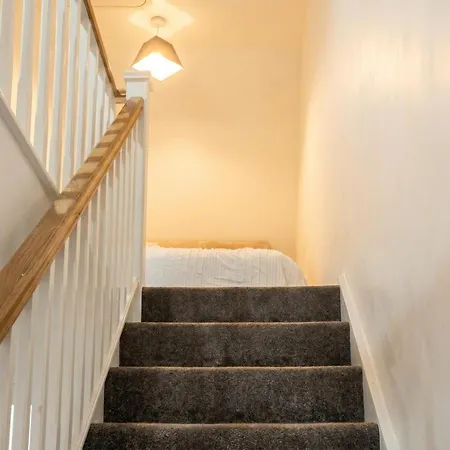 3-bed Salford Home, Free Parking & Wi-fi شقة مانشستر