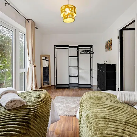 Modern 4 Bedroom House For 9 Guests With Free Parking By The Cosy Corner Nationwide Appartement