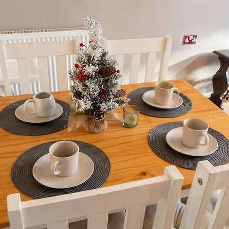 3-bed Salford Home, Free Parking & Wi-fi * مانشستر
