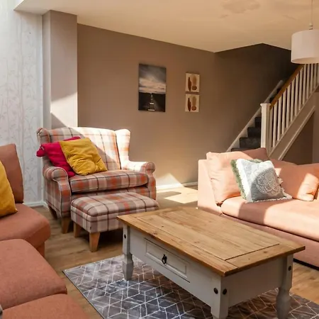 3-bed Salford Home, Free Parking & Wi-fi Manchester