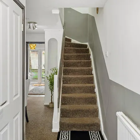 Modern 4 Bedroom House For 9 Guests With Free Parking By The Cosy Corner Nationwide *