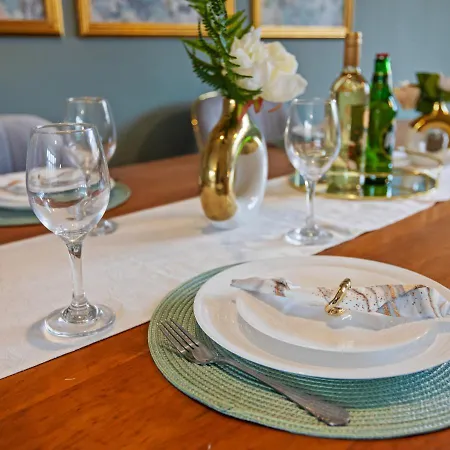 Appartement Modern 4 Bedroom House For 9 Guests With Free Parking By The Cosy Corner Nationwide