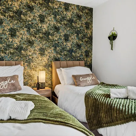 Modern 4 Bedroom House For 9 Guests With Free Parking By The Cosy Corner Nationwide