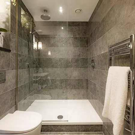 Dakota Airport 4* Manchester