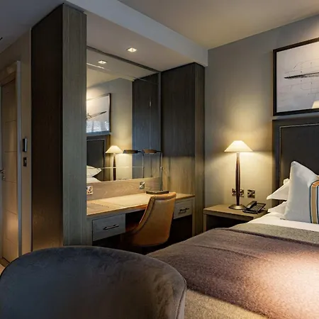 Dakota Airport 4*