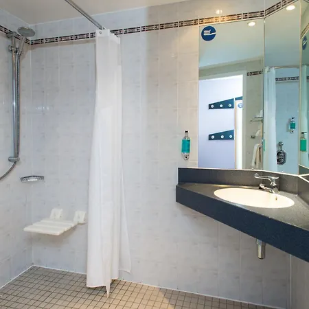 Express East By Ihg Hotel 3*
