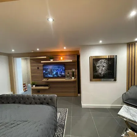 Hendham House - Near Etihad Stadium, Coop Live Arena, Ao Arena, Piccadilly Train Station & Centre Manchester