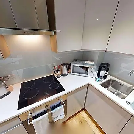 Premier Salford Quays Hotel 3*