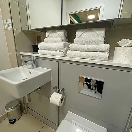 Premier Salford Quays Hotel 3*