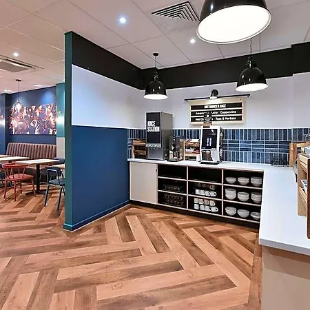 Travelodge Upper Brooks Street Hotel 3*