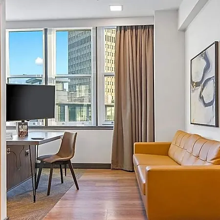 Roomzzz Victoria 4*