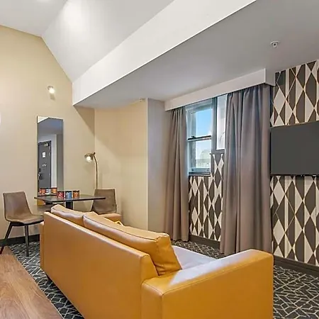 Roomzzz Victoria 4* Manchester
