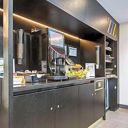 Apartmanhotel Roomzzz Victoria 4*