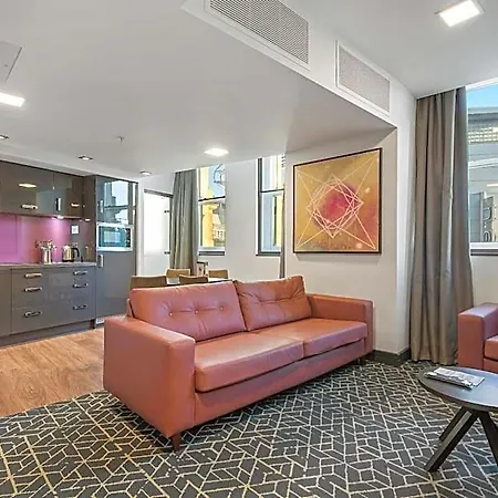 Roomzzz Victoria 4*