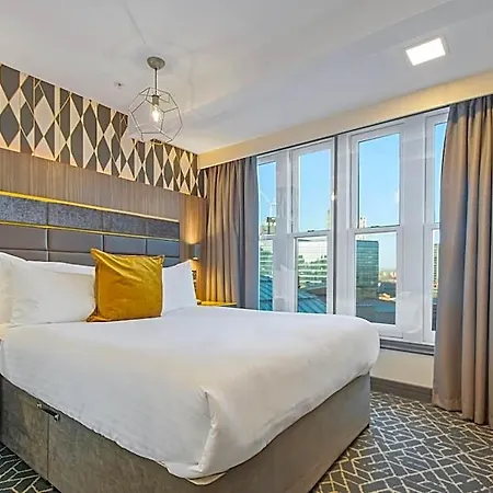 Roomzzz Victoria 4* Manchester