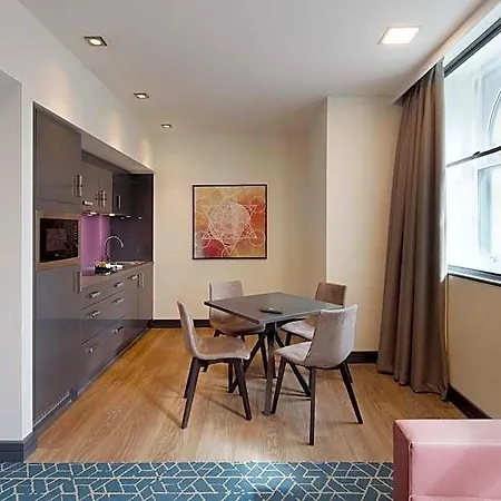 Apartmanhotel Roomzzz Victoria 4*