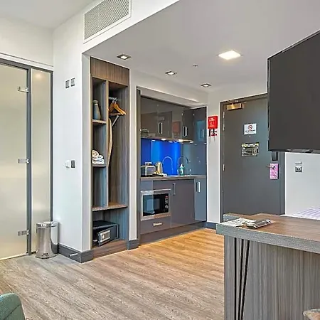Roomzzz Victoria Apartmanhotel 4*