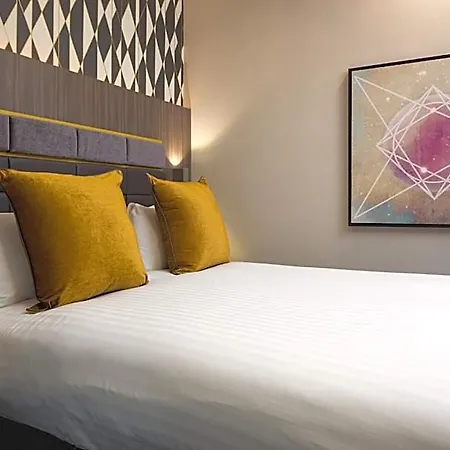 Roomzzz Victoria 4*