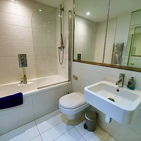 Free Private Parking- 2 Bedrm Flat Manchester