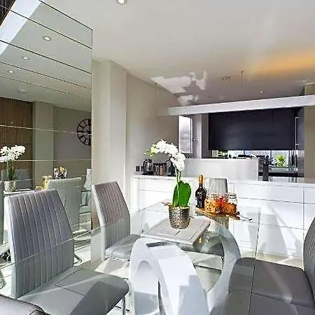 Отель Amazing Skyline Views 3br Duplex Манчестер