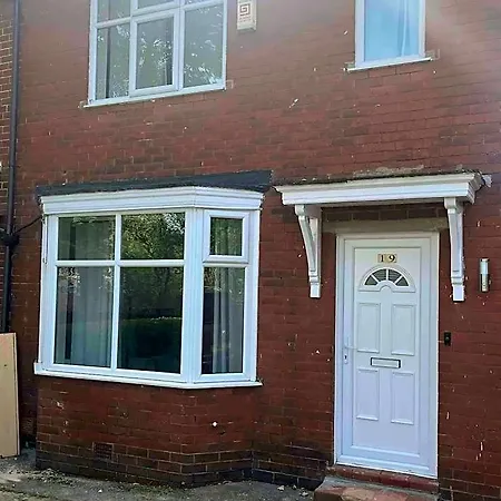 Large In Prestwich M25 - Sleeps 5