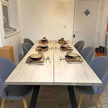 Large In Prestwich M25 - Sleeps 5 2* Manchester