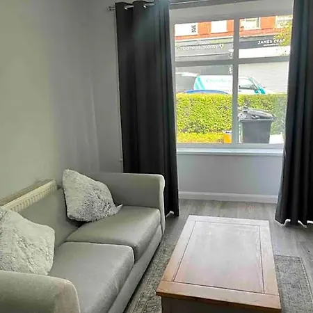 Large In Prestwich M25 - Sleeps 5 مانشستر