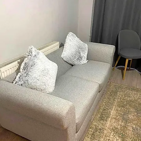 Large In Prestwich M25 - Sleeps 5 2* Manchester