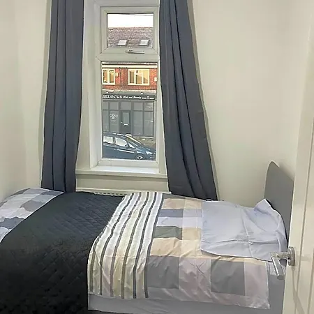 Large In Prestwich M25 - Sleeps 5 Hotel