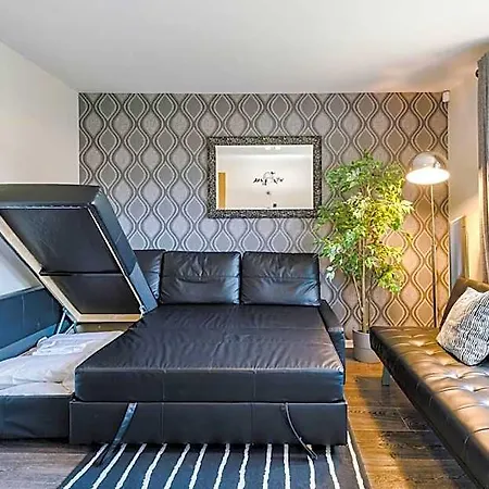 Townhouse In With 4 Bedrooms Sleeps 9