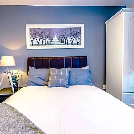Townhouse In With 4 Bedrooms Sleeps 9 *