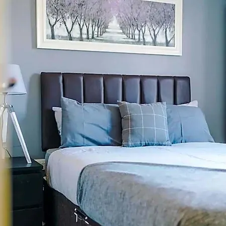 Townhouse In With 4 Bedrooms Sleeps 9 * Manchester