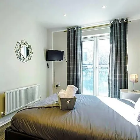Townhouse In With 4 Bedrooms Sleeps 9 * Manchester