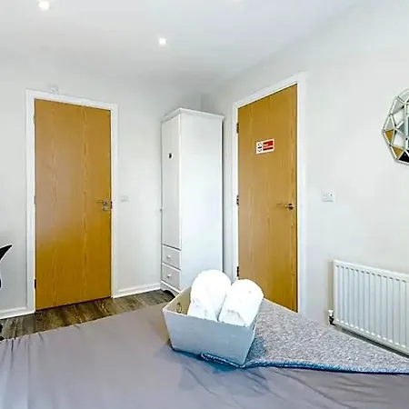 Townhouse In With 4 Bedrooms Sleeps 9 * Manchester