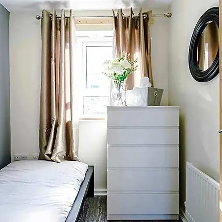 Townhouse In With 4 Bedrooms Sleeps 9 Daire Manchester