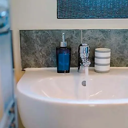 Townhouse In With 4 Bedrooms Sleeps 9 *