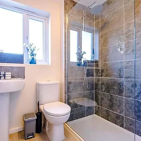 Townhouse In With 4 Bedrooms Sleeps 9 Manchester