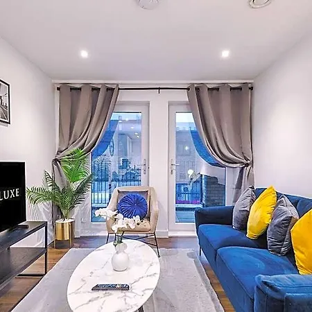 Отель The Waterhouse Suite: Modern 2 Bd W/ Roof Terrace