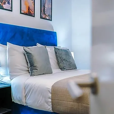 Отель The Waterhouse Suite: Modern 2 Bd W/ Roof Terrace 4*