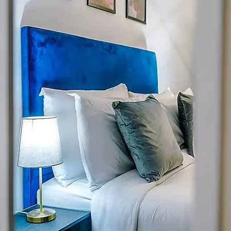 Отель The Waterhouse Suite: Modern 2 Bd W/ Roof Terrace