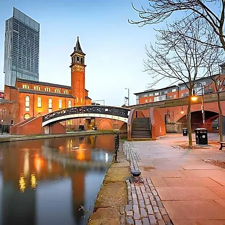 Cityscape Serenity - Luxurious And Cosy Retreat 4*